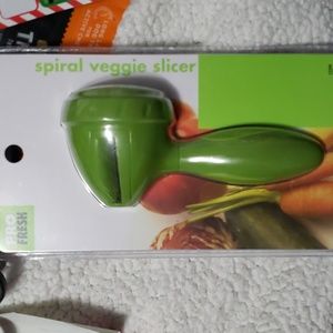 NEW Kitchen spiral Hand held veggie slicer